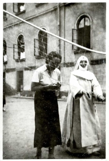 92. [Szkoła Gospodarska w Nowym Sączu. Ja i siostra Konstantyna. 1937]