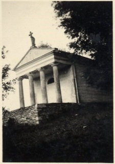 120. Wycieczka do Zaleszczyk i Czerwonogrodu z Maturzystkami. X 1936 [Świątynia]