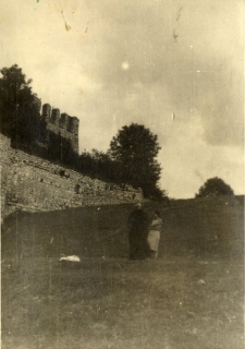 122. Wycieczka rowerami do Tyńca. VI 1941 [Widok na klasztor Benedyktyn&oacute;w w Tyńcu]