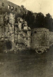 124. Wycieczka rowerami do Tyńca. VI 1941 [Widok na klasztor Benedyktyn&oacute;w w Tyńcu]