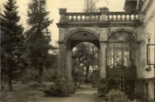 136. Zajazd w Nowosielcach [Fragment zabytkowego dworu Gniewosz&oacute;w w Nowosielcach]