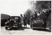 243. [Fotografia rodzinna z podr&oacute;ży]