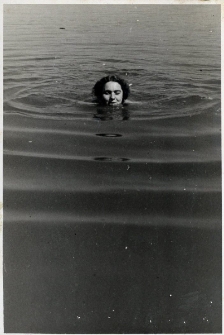 81. [Wanda Wiktor podczas kapieli w stawie. Zarszyn, 1942]