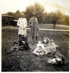 57. Odpoczynek podczas jazdy do Lwowa. P. Nowosieccy, P. Wiktorowie, J. Rozwadowski. 1930