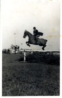 75. [Konkurs hippiczny w Iwoniczu. Aleksander Russocki. Iwonicz, 1934]