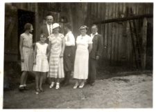 83. [Zwiedzanie kopalni ropy w Grabownicy. Paweł Wiktor z rodziną. 1934]