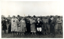 121. [Konkurs hippiczny w Iwoniczu. Publiczność podczas zawod&oacute;w. Iwonicz, 1934]