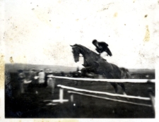 122. [Konkurs hippiczny w Iwoniczu. Jeździec podczas skoku. Iwonicz, 1934]