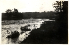 48. Wezbrana rzeczka pod dworem w Załużu. 1936