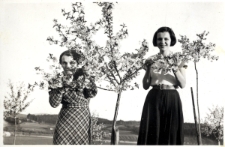 58. [Sady w Załużu. Ewa Wiktor z matką przy drzewku. 1938]