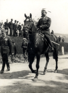 92. [Pułkownik Zygmunt C&scaron;adek na koniu]