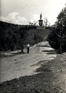 138. [Brama do obozu. Załuż, 1937]