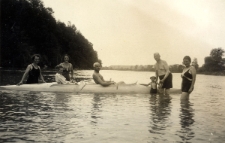 180. [Paweł Wiktor z rodziną na Sanie. Załuż, 1938]