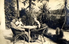 8. Miglance przy bridgu. Zyś C&scaron;adek, Adam, Zbyszek Nadolski i Ewa Kazimirowska. Załuż, 1938