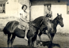 140. [Ewa Wiktor z mężczyzną na koniach]