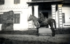 141. [Ewa Wiktor na koniu przed frontem dworku w Załużu]