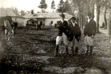 146. [Dżokeje przed zawodami]