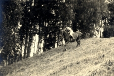 168. [Ewa Wiktor na koniu podczas zjazdu ze zbocza g&oacute;ry]