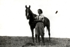170. [Ewa Wiktor z koniem na wzg&oacute;rzu]