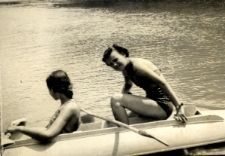 193. [Helena Wiktor z przyjaci&oacute;łką w kajaku na rzece]