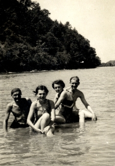 195. [Ewa Wiktor z rodziną na rzece]