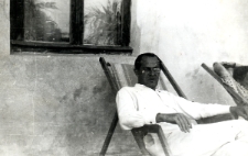 203. [Mężczyzna wypoczywający na leżaku]