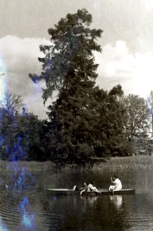 7. [Stawy przed domem w Zarszynie. Lala, Krystyna i Lucyna Wiktor. 1942]