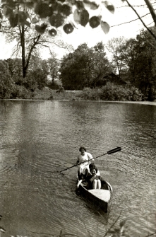 8. [Stawy przed domem w Zarszynie. Lala, Krystyna i Lucyna Wiktor. 1942]