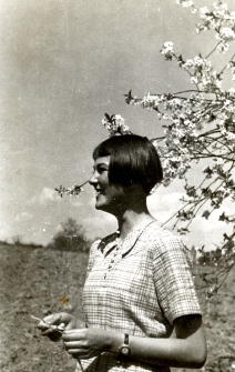 19. [Krystyna Wiktor przy kwitnącym drzewie. Zarszyn, 1942]