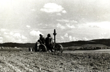 29. [Orka traktorem w polu]