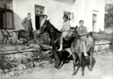 26. [Dzieci na koniach przed dworkiem w Załużu]