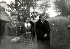 27. [Wojskowy w towarzystwie dw&oacute;ch kobiet w Załużu]