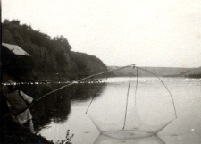 32. [Mężczyzna łowiący ryby nad Dniestrem]