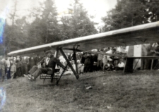 37. [Szybowiec z widzem podczas pokazu]