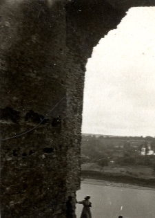 43. [Kobieta podziwiająca okolicę z ruin budowli]