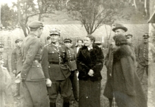 47. [Kobiety w towarzystwie mężczyzny, wojskowych i uczni&oacute;w gimnazjum]