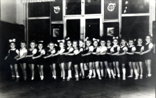 [Fotografia szkolna małych dzieci]