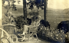 [Paweł Wiktor z kobietą na tarasie rodzinnego dworku w Załużu]